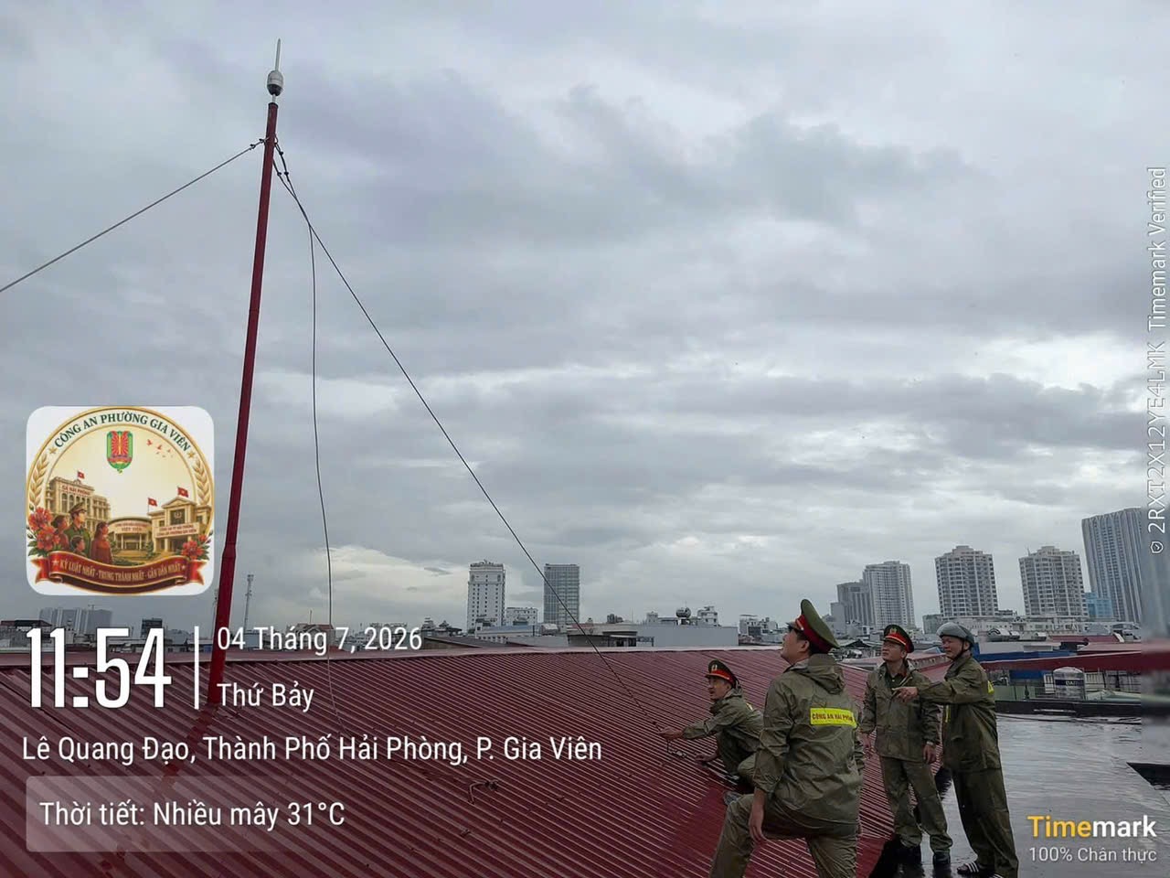 Công an phường Gia Viên chủ động kiểm tra, hỗ trợ Nhân dân phòng, chống bão số 1 (Bão Maysak)